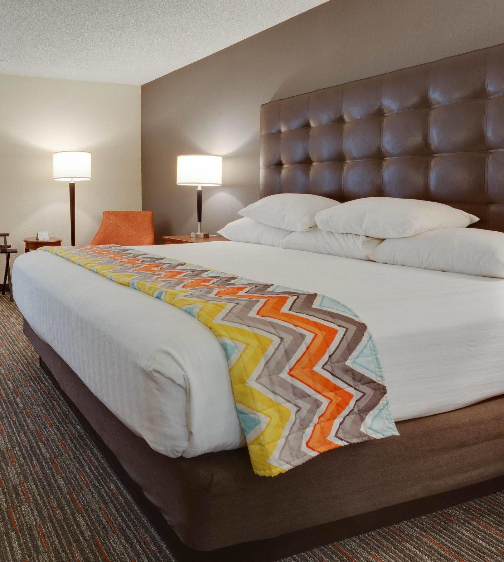 Drury Inn & Suites Columbia Stadium Boulevard エクステリア 写真